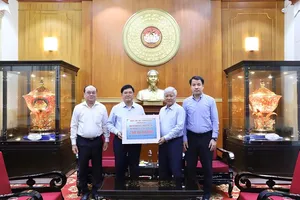 Ủy ban Trung ương MTTQ Việt Nam tiếp nhận ủng hộ từ Thành ủy Cần Thơ