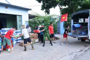 Các lực lượng triển khai vận chuyển hàng hóa hỗ trợ đồng bào ở Bắc Ninh