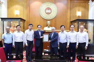 Đồng chí Đỗ Văn Chiến, Chủ tịch Ủy ban Trung ương MTTQ Việt Nam trao thư cảm ơn Đảng bộ Bộ Ngoại giao và cộng đồng người Việt Nam ở nước ngoài