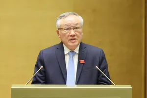 Phó Thủ tướng Thường trực Nguyễn Hòa Bình trình bày báo cáo tổng kết công tác nhiệm kỳ 2021-2026 của Chính phủ, chiều 20-10. Ảnh: QUANG PHÚC