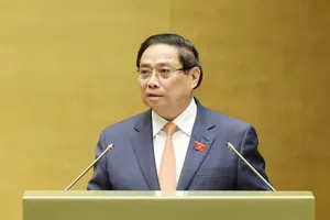 Thủ tướng Phạm Minh Chính trình bày báo cáo kết quả thực hiện kế hoạch phát triển kinh tế - xã hội năm 2025 và 5 năm 2021-2025; dự kiến kế hoạch phát triển kinh tế - xã hội năm 2026. Ảnh: QUANG PHÚC