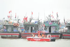 Lực lượng chức năng kiểm tra việc neo đậu tàu của ngư dân ở Đà Nẵng. Ảnh: XUÂN QUỲNH