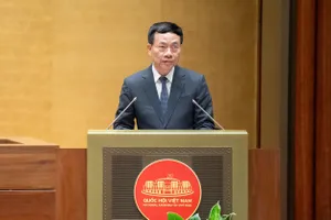 Bộ trưởng Bộ KH-CN Nguyễn Mạnh Hùng trình bày tờ trình. Ảnh: VIẾT CHUNG