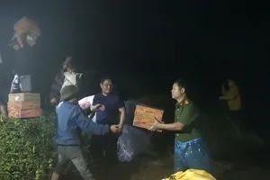 Đưa hàng cứu trợ đến người dân bị cô lập do sạt lở ở Đà Nẵng