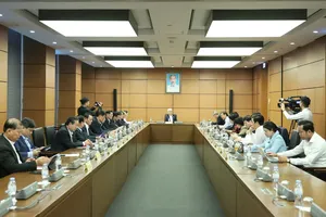 Đoàn đại biểu Quốc hội TPHCM thảo luận tại tổ sáng 3-11. Ảnh: QUANG PHÚC