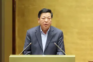 Bộ trưởng Bộ Xây dựng Trần Hồng Minh trình bày tờ trình dự án Luật Xây dựng (sửa đổi), sáng 4-11. Ảnh: QUANG PHÚC