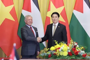 Chủ tịch nước Lương Cường và Quốc vương Abdullah II Ibn Al Hussein chụp ảnh chung trước khi tiến hành hội đàm, chiều 12-11. Ảnh: QUANG PHÚC