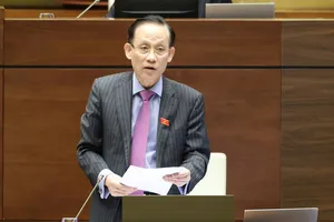 Bộ trưởng Bộ Ngoại giao Lê Hoài Trung phát biểu giải trình, làm rõ một số vấn đề đại biểu Quốc hội nêu, chiều 26-11. Ảnh: QUANG PHÚC