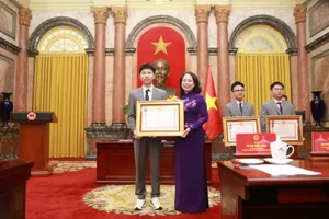 Phó Chủ tịch nước Võ Thị Ánh Xuân trao Huân chương Lao động cho học sinh