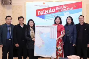 Phó Tổng Biên tập Báo SGGP Bùi Thị Hồng Sương tặng bản đồ, Phó Chủ tịch UBND tỉnh Tuyên Quang Vương Ngọc Hà tiếp nhận. Ảnh: QUANG PHÚC