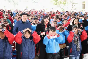 Áo ấm Báo SGGP đến với học sinh xã Sủng Máng, tỉnh Tuyên Quang