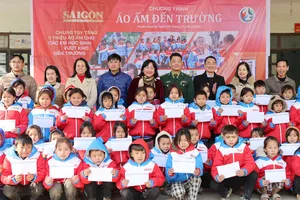 Bà Bùi Thị Hồng Sương, Phó Tổng Biên tập Báo Sài Gòn Giải Phóng và các đại biểu tặng quà các em học sinh.. Ảnh: QUANG PHÚC