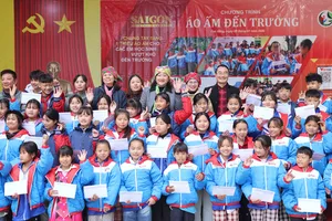 Chương trình “Áo ấm đến trường” của Báo Sài Gòn Giải Phóng đến với học sinh Trường Phổ thông dân tộc Bán trú THCS Thạch Lâm, xã Quảng Lâm, tỉnh Cao Bằng. Ảnh: QUANG PHÚC