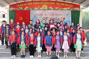 Bà Bùi Thị Hồng Sương, Phó Tổng Biên tập Báo SGGP cùng các đại biểu trao áo ấm cho học sinh. Ảnh: QUANG PHÚC