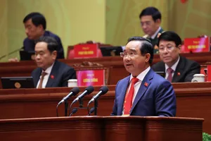 Đồng chí Nguyễn Văn Được, Ủy viên Trung ương Đảng, Phó Bí thư Thành ủy, Chủ tịch UBND TPHCM trình bày tham luận. Ảnh: VIẾT CHUNG