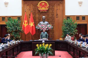 Thủ tướng Phạm Minh Chính chủ trì cuộc họp với các bộ, ngành Trung ương và tỉnh Phú Thọ về tình hình khắc phục hư hỏng công trình cầu sông Lô. Ảnh: VGP