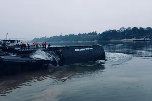 Binh chủng Công binh lắp đặt cầu phao qua sông Lô