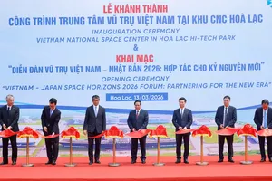 Thủ tướng Phạm Minh Chính và các đại biểu cắt băng khánh thành công trình Trung tâm Vũ trụ Việt Nam tại Khu Công nghệ cao Hòa Lạc. Ảnh: VIẾT CHUNG