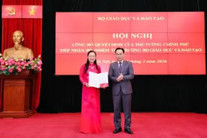 Quyền Bộ trưởng Bộ GD-ĐT Hoàng Minh Sơn trao quyết định của Thủ tướng Chính phủ tiếp nhận, bổ nhiệm Thứ trưởng Bộ GD-ĐT Nguyễn Thị Quyên Thanh