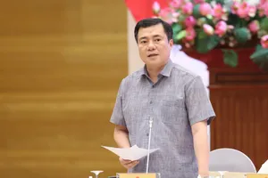 Thứ trưởng Bộ Công thương Nguyễn Sinh Nhật Tân thông tin về tình hình cung ứng xăng dầu. Ảnh: QUANG PHÚC