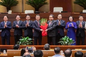 Chủ tịch Quốc hội Trần Thanh Mẫn chúc mừng Thủ tướng Lê Minh Hưng và 6 Phó Thủ tướng Chính phủ nhiệm kỳ 2026-2031. Ảnh: QUANG PHÚC