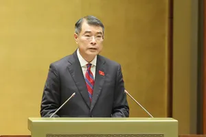 Thủ tướng Lê Minh Hưng trình bày báo cáo về kế hoạch phát triển kinh tế - xã hội và ngân sách nhà nước, chiều 9-4. Ảnh: QUANG PHÚC