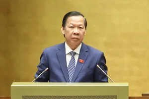 Chủ nhiệm Ủy ban Kinh tế và Tài chính của Quốc hội Phan Văn Mãi trình bày báo cáo thẩm tra, chiều 9-4. Ảnh: QUANG PHÚC