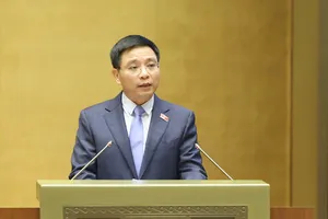 Phó Thủ tướng Nguyễn Văn Thắng trình bày tờ trình về kế hoạch phát triển kinh tế - xã hội 5 năm (2026 - 2030), chiều 9-4. Ảnh: QUANG PHÚC