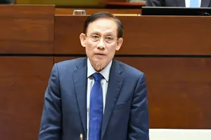 Bộ trưởng Bộ Ngoại giao Lê Hoài Trung phát biểu giải trình, làm rõ một số vấn đề đại biểu Quốc hội nêu, chiều 11-4. Ảnh: VIẾT CHUNG