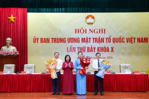 Đồng chí Bùi Thị Minh Hoài, Chủ tịch Ủy ban Trung ương MTTQ Việt Nam (áo dài đỏ) tặng hoa chúc mừng 3 Phó Chủ tịch Ủy ban Trung ương MTTQ Việt Nam khóa X, nhiệm kỳ 2024-2029 