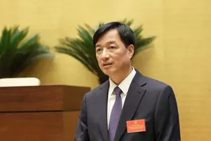 Đồng chí Nguyễn Duy Ngọc, Ủy viên Bộ Chính trị, Bí thư Trung ương Đảng, Trưởng ban Tổ chức Trung ương trình bày chuyên đề, sáng 13-4. Ảnh: QUANG PHÚC