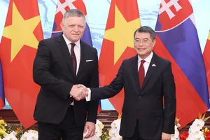 Thủ tướng Lê Minh Hưng và Thủ tướng Slovakia Robert Fico. Ảnh: QUANG PHÚC