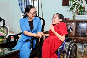 Thứ trưởng Bộ GD-ĐT Nguyễn Thị Quyên Thanh chia sẻ cùng cô Nguyễn Thị Ngọc Tâm (bìa phải)