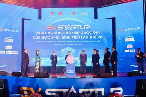 Phó Thủ tướng Lê Tiến Châu và lãnh đạo các bộ, ngành thực hiện nghi thức kích hoạt hạt giống khởi nghiệp, đổi mới sáng tạo