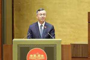 Bộ trưởng Bộ Tài chính Ngô Văn Tuấn trình bày tờ trình về dự án Luật sửa đổi, bổ sung một số điều của các luật thuế, chiều 21-4. Ảnh: QUANG PHÚC