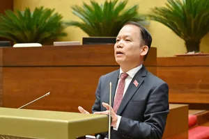 Bộ trưởng Bộ Tư pháp Hoàng Thanh Tùng phát biểu giải trình, làm rõ một số vấn đề đại biểu Quốc hội nêu, chiều 22-4. Ảnh VIẾT CHUNG