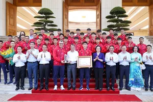 Thủ tướng Lê Minh Hưng gặp mặt, chúc mừng đội tuyển bóng đá nam U17 Việt Nam. Ảnh: VIẾT CHUNG 