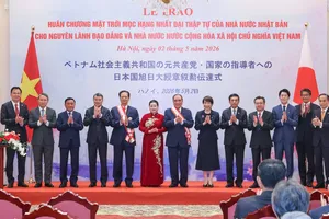 Thủ tướng Lê Minh Hưng và Thủ tướng Nhật Bản Takaichi Sanae chủ trì Lễ trao Huân chương Mặt trời mọc hạng nhất Đại thập tự của Nhà nước Nhật Bản cho các đồng chí nguyên lãnh đạo Đảng, Nhà nước Việt Nam, tối 2-5. Ảnh: VIẾT CHUNG