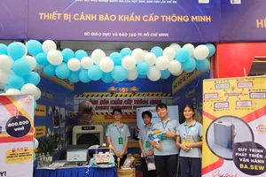 Học sinh TPHCM tham gia Ngày hội khởi nghiệp quốc gia với giải pháp thiết bị cảnh báo khẩn cấp thông minh. Ảnh: PHAN THẢO
