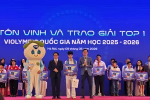 Trao giải Violympic năm học 2025-2026 cho các em học sinh. Ảnh LÂM NGUYÊN