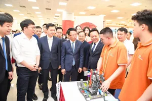 Các đại biểu tham quan sản phẩm của các đội thi