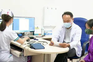 Người dân khám bệnh tại một cơ sở y tế