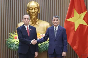 Thủ tướng Lê Minh Hưng tiếp Đại sứ Cộng hòa Cuba tại Việt Nam Rogelio Polanco Fuentes, chiều 20-5. Ảnh: VIẾT CHUNG