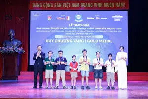 Các thí sinh đoạt giải tại Cuộc thi Đấu trường toán học châu Á bằng tiếng Anh năm 2026. Ảnh: THANH HÀ