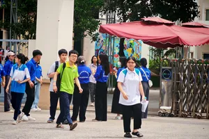 Thí sinh dự thi tại điểm thi Trường THCS Lê Quý Đôn, phường Dương Nội, TP Hà Nội. Ảnh: Trần Lưu