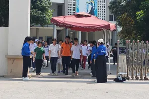 Gần 124.000 thí sinh Hà Nội đã hoàn thành bài thi môn Toán - môn thi cuối cùng của kỳ thi tuyển sinh vào lớp 10 THPT công lập không chuyên năm học 2026-2027. Ảnh: TRẦN LƯU