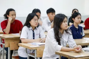 Thí sinh dự thi kỳ thi tốt nghiệp THPT năm 2026 tại điểm thi Trường THCS Trưng Vương, phường Cửa Nam, Hà Nội, chiều 10-6. Ảnh: VIẾT CHUNG