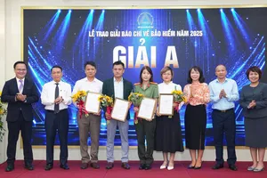 Các tác giả đoạt Giải A tại lễ trao Giải báo chí về Bảo hiểm năm 2025. Ảnh: HÀ NGUYỄN
