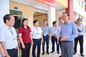 Thứ trưởng Thường trực Bộ GD-ĐT Phạm Ngọc Thưởng trò chuyện, động viên các em thí sinh dự thi tốt nghiệp THPT tại điểm thi Trường THPT A Thanh Liêm, tỉnh Ninh Bình