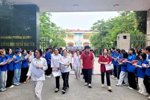 Thí sinh đã hoàn thành ngày thi đầu tiên với 2 môn Toán- Văn. Ảnh: LÂM NGUYÊN